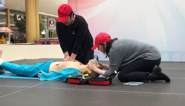 Национальный центр общественного здравоохранения и УКЦ «Астана» провели для посетителей  MEGA Silk Way г.Нур-Султан мастер-класс «Ты можешь спасти жизнь!