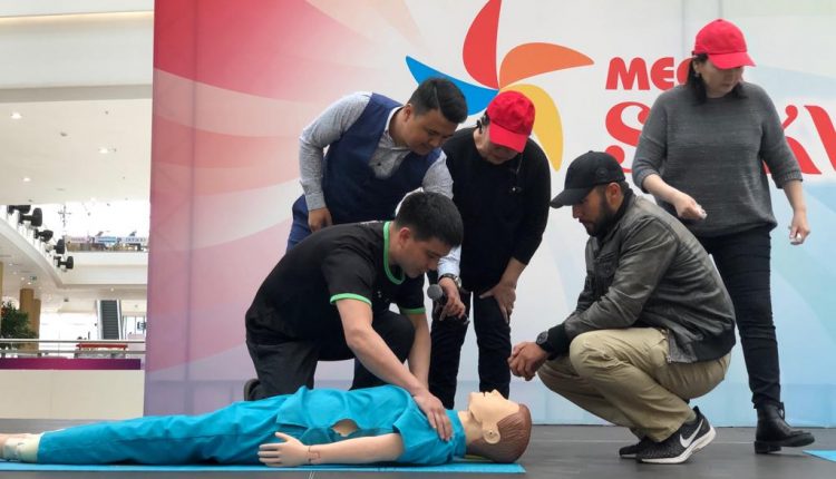 Национальный центр общественного здравоохранения и УКЦ «Астана» провели для посетителей  MEGA Silk Way г.Нур-Султан мастер-класс «Ты можешь спасти жизнь!