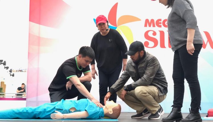 Национальный центр общественного здравоохранения и УКЦ «Астана» провели для посетителей  MEGA Silk Way г.Нур-Султан мастер-класс «Ты можешь спасти жизнь!