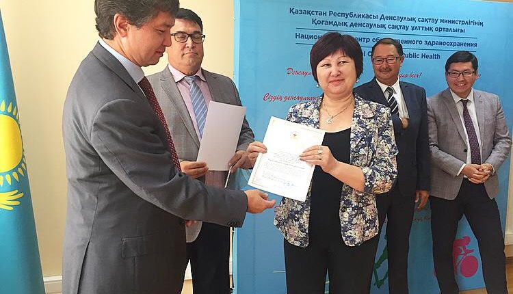 С Днем Конституции поздравили сотрудников НЦОЗ и вручили почетные грамоты за плодотворный труд и вклад в развитие системы здравоохранения.