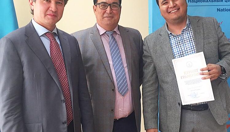 С Днем Конституции поздравили сотрудников НЦОЗ и вручили почетные грамоты за плодотворный труд и вклад в развитие системы здравоохранения.